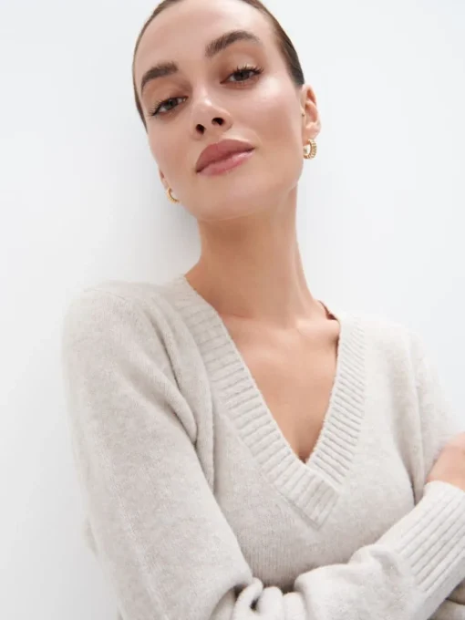 Pullover>MOHITO farbener Pullover mit V-Ausschnitt Creme