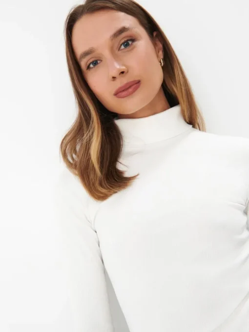 Pullover>MOHITO Figurbetonter Rollkragenpullover Creme