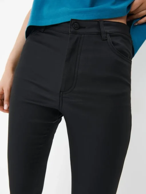 Jeans>MOHITO Gewachste Hose Schwarz
