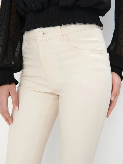 Jeans>MOHITO Gewachste Hose im Skinny-Fit Creme