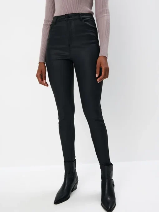 Jeans>MOHITO Gewachste Hose im Skinny-Fit Schwarz
