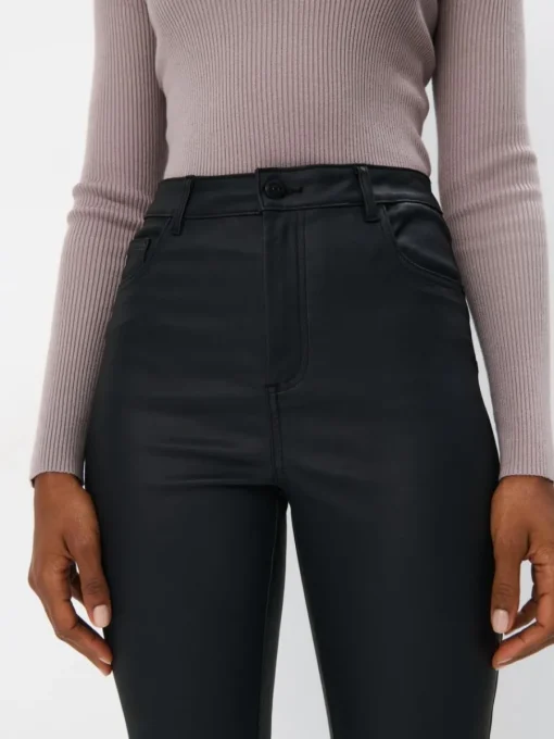 Jeans>MOHITO Gewachste Hose im Skinny-Fit Schwarz
