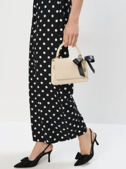 Am Häufigsten Ausgewählt|Entdecke Alles></noscript>MOHITO Handtasche mit einer Kette Beige