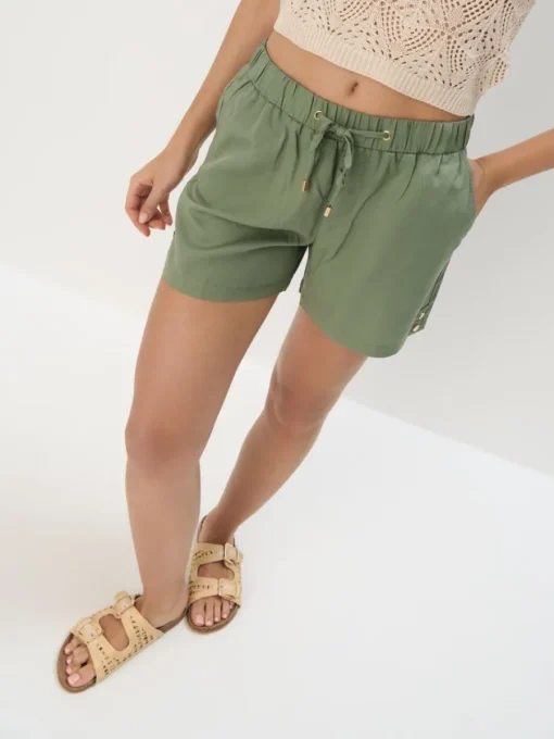 Shorts>MOHITO Shorts Grün