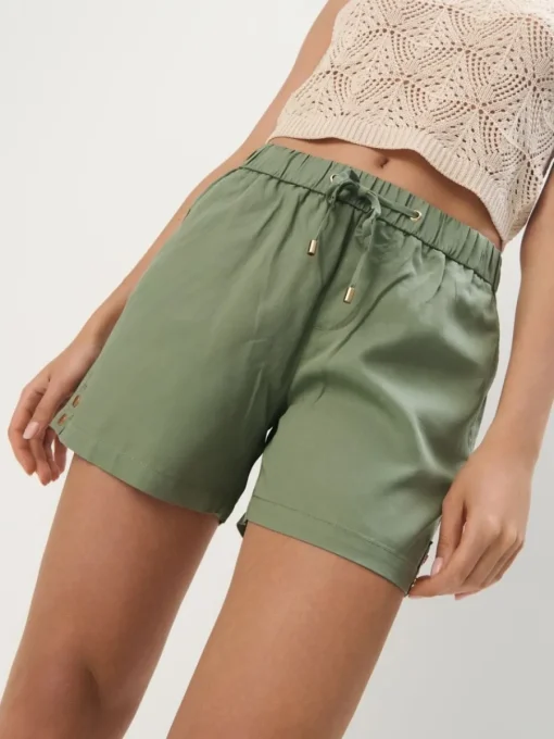 Shorts>MOHITO Shorts Grün